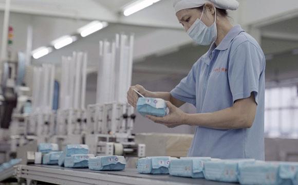 In einer Fabrik für Feuchttücher in China: Produktionsprozess, Qualitätskontrolle und OEM-Dienstleistungen